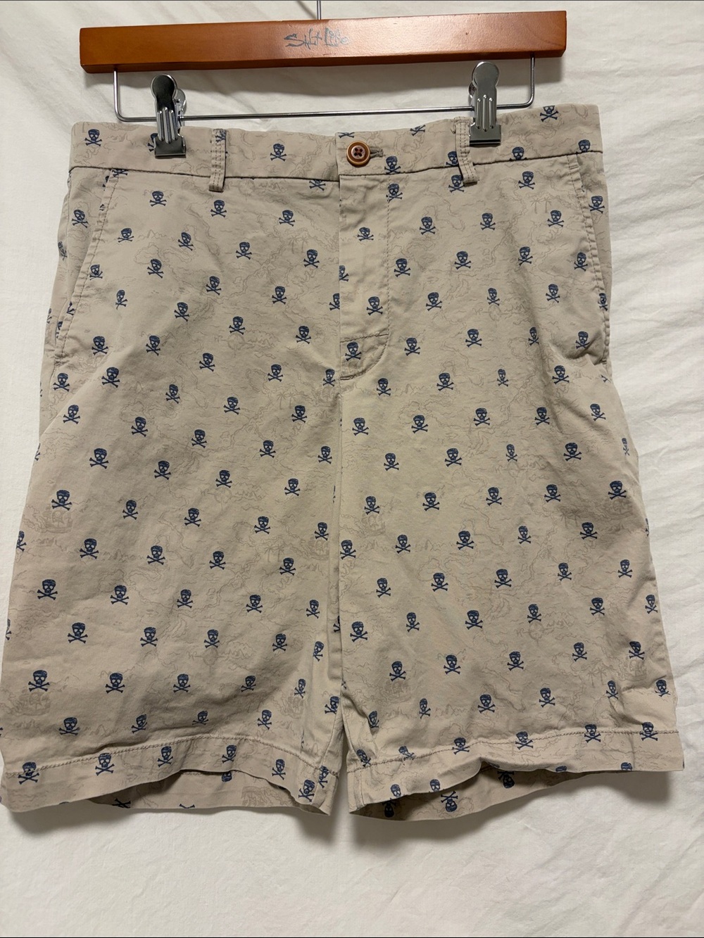 VGUC IZOD Beige & Navy Skull & Crossbones Print Men's Shorts - 30 W, 9.5 inseam